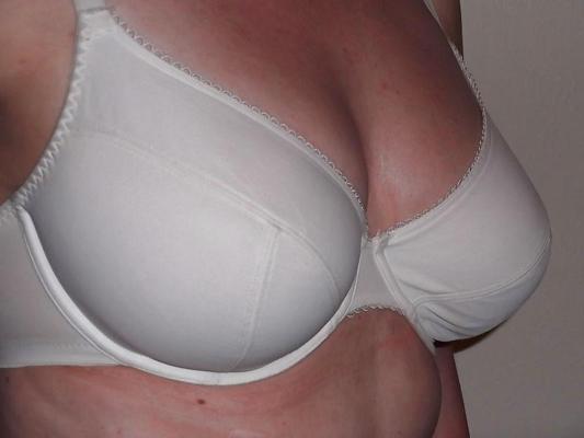17P ネットでブラジャーを売る女3