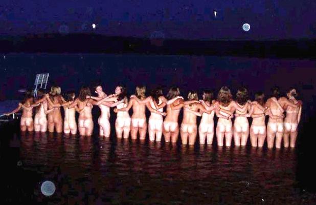 25P GIRLS TOGETHER: FLASHING ASS