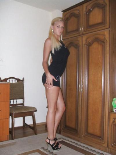 23P Amateur blond babe with sexy legs