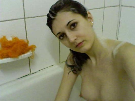 4P Another romanian girl in bathroom