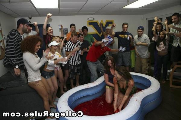 15P Drunk college girl is getting fucked at the backyard