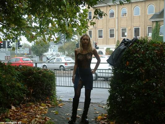 16P Amateur-Milf Emmas Strumpfhosen blitzen und haarige öffentliche Nacktheit