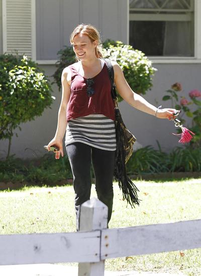 10P Hilary Duff va à un cours de yoga avec l'air heureuse à Hollywood