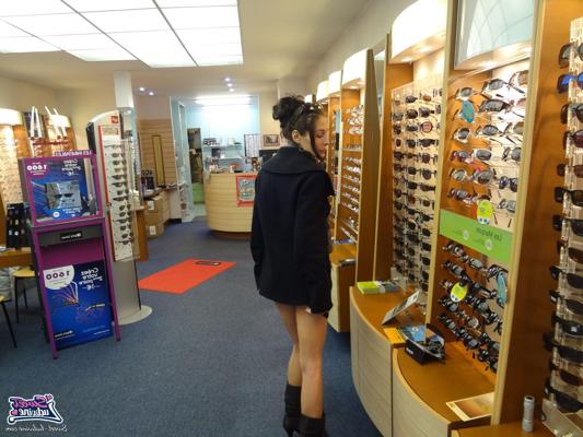 12P Babe flashing in store