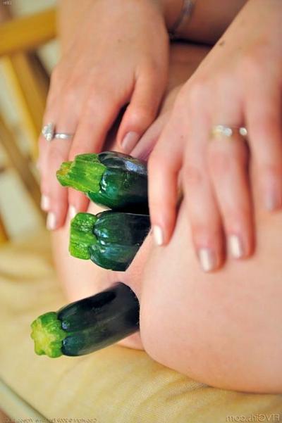 15P Kinky brunette takes a triple veggie penetration stretching