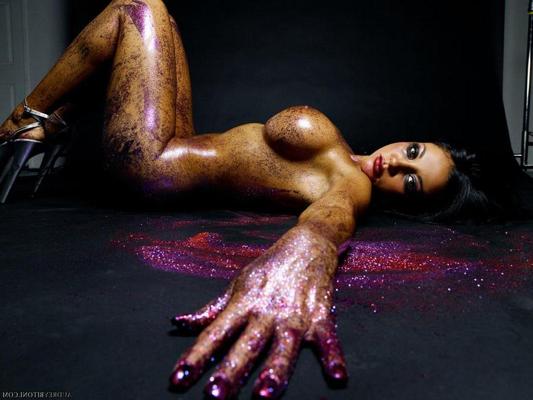 15P Audrey Bitoni in Killer-High-Heels präsentiert ihren glitzernden nackten Körper