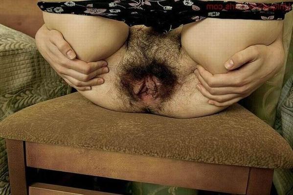 16P kinky brunette showing her hairy pussy