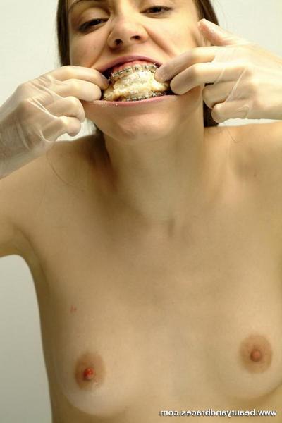 16P Adolescente com tranças e aparelho ortodôntico enfia um donut na boca sexy