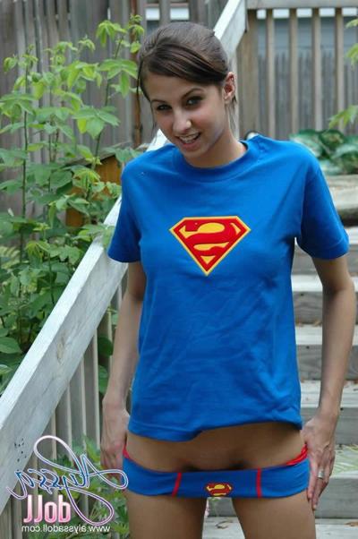 15P Die brünette Teenager-Alyssa-Puppe im Superman-Höschen zeigt ihre Titten