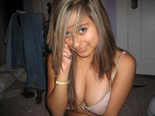 20P Awesome amateur girlfriend posing in her bedroom