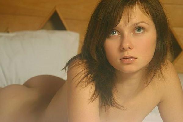 20P adorable brunette spreading milky white thighs