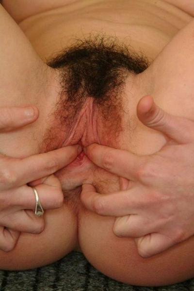 15P Une brune montre sa chatte poilue