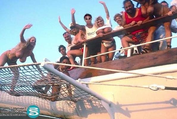 17P Vollbusiges Luder posiert unter der Dusche