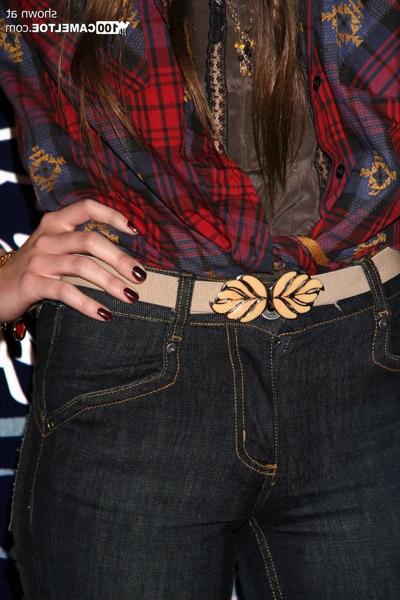 12P Photos de la jeune Daveigh Chase en short avec cameltoe