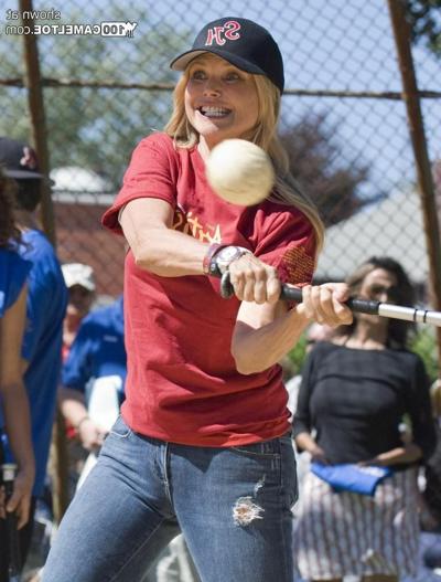 12P Christie Brinkley tight jeans camel toe