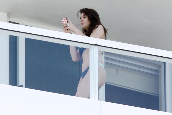 16P Hailee Steinfeld shows off her juicy bikini ass