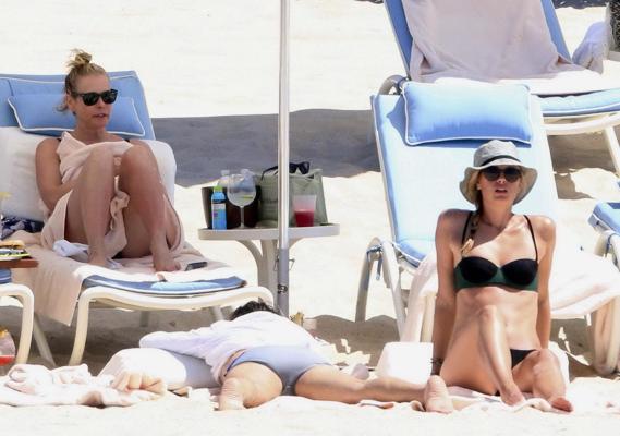 16P Maria Sharapova shows her hot ass in red and black bikinis