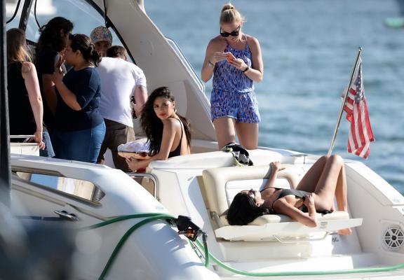 16P Shay Mitchell ist vollbusig in schwarzem Badeanzug und Jeansshorts