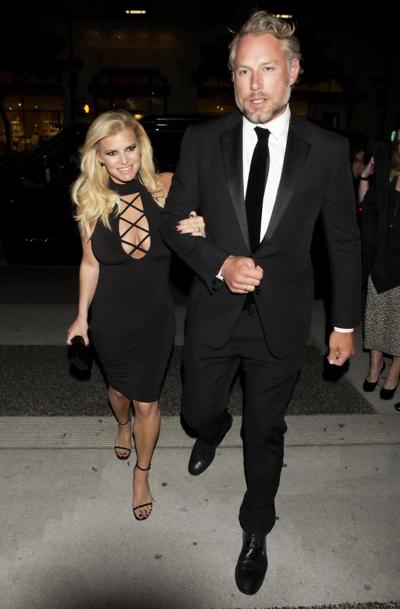 16P Jessica Simpson en forte poitrine montrant un énorme décolleté