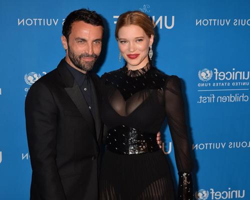 16P Léa Seydoux en forte poitrine et aux longues jambes dans une robe transparente noire