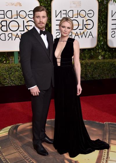 16P Kirsten dunst sin sujetador mostrando enorme escote y tetas