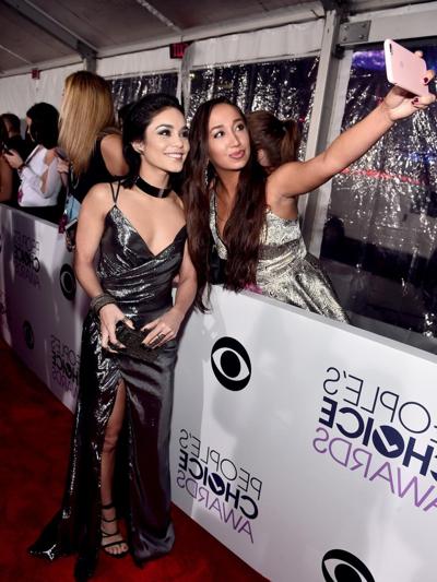 16P Vanessa Hudgens com decote e pernas compridas em vestido curto e brilhante