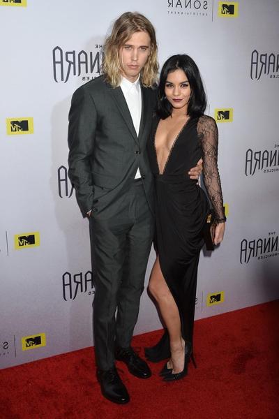 16P Vanessa Hudgens ohne BH zeigt tiefen Ausschnitt und Beine