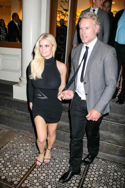 16P Jessica Simpson aux gros seins dans une mini-robe transparente