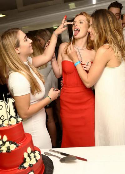 16P Bella Thorne peituda em um vestido tubinho vermelho justo para seu aniversário