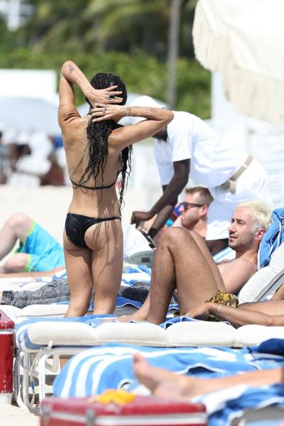 16P Zoe Kravitz showing nipple pokies in tiny black bikini