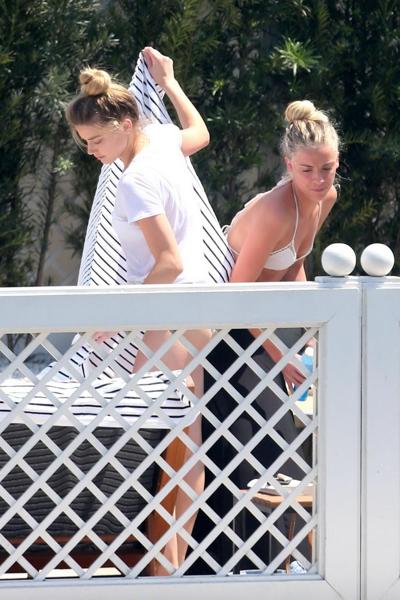 16P Amber Heard shows off her juicy bikini ass poolside