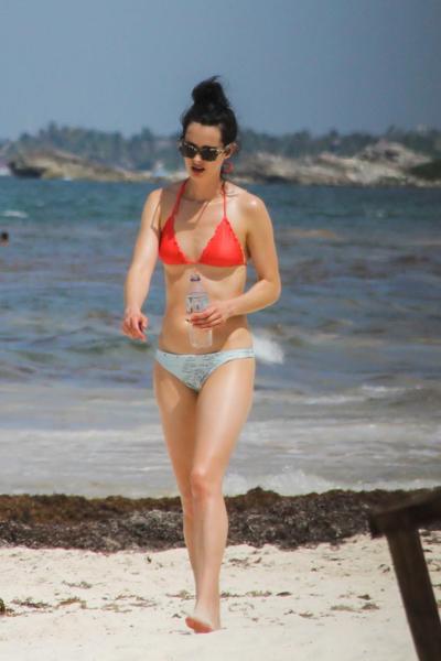 16P Krysten Ritter zeigt Nippelspalten und Bikiniarsch