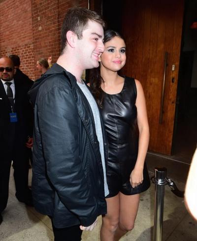 16P Selena Gomez montre ses tétons dans une combinaison en cuir.