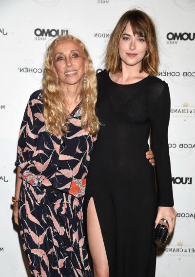 16P Dakota Johnson durchsichtiger BH in Venedig, Italien