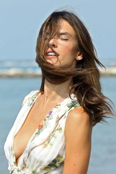 16P Alessandra Ambrósio exibindo decote enorme no photocall do Ex