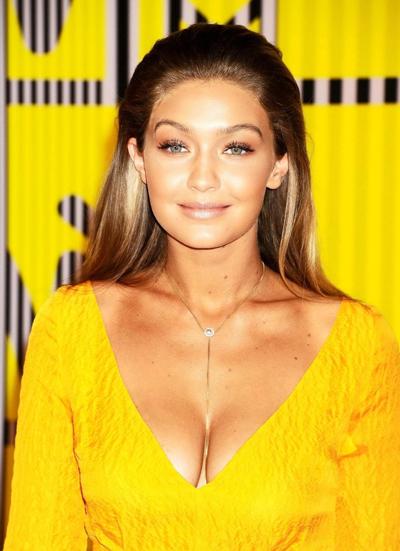16P Джиджи Хадид продемонстрировала огромное декольте на MTV VMA