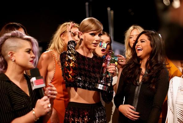 16P Selena Gomez voit à travers les pâtés au MTV VMA