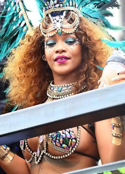 16P Rihanna porte un costume de carnaval étriqué
