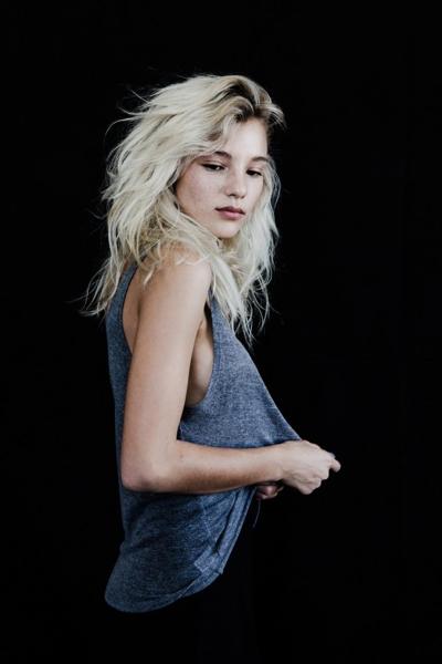 16P Rachel Yampolsky mostrando peitos laterais em um ensaio fotográfico muito sexy