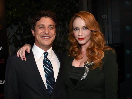 16P Christina Hendricks mostrando decote na estreia