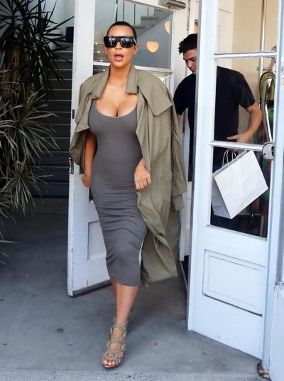 16P Kim Kardashian busty showing pokies and huge cleavage