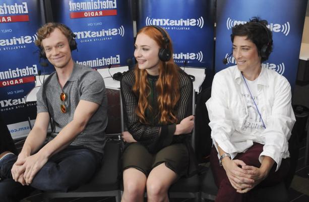 16P Sophie Turner montre à travers ses seins et ses fentes.