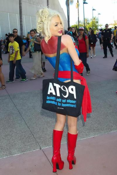 16P Courtney Stodden naked but bodypainted in public