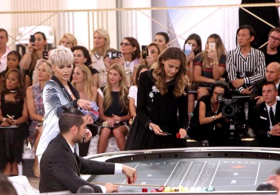 16P Rita Ora montrant un énorme décolleté au défilé Chanel