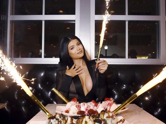 16P Kylie Jenner montrant un énorme décolleté lors de l'ouverture de l'usine sucrière