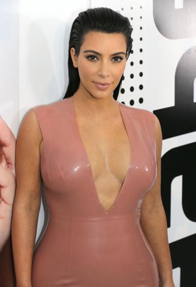 16P Kim Kardashian zeigt bei Hype Ener ihren kurvigen Körper in einem engen Latexkleid