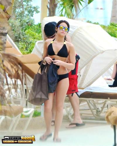 15P Demi Lovato posing sexy and slutty in glamorous and paparazzi photos