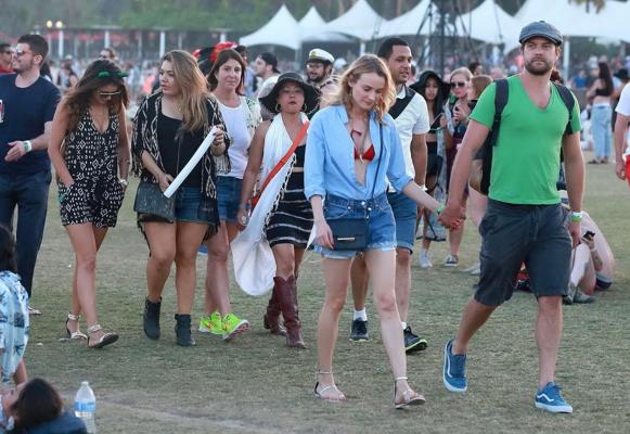 16P Nina Dobrev et Diane Kruger décolletées et aux longues jambes au week-end du festival de musique de Coachella