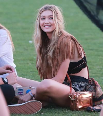 16P Gigi Hadid en pantalones cortos y blusa con sus amigas calientes en Coachella Music Festi