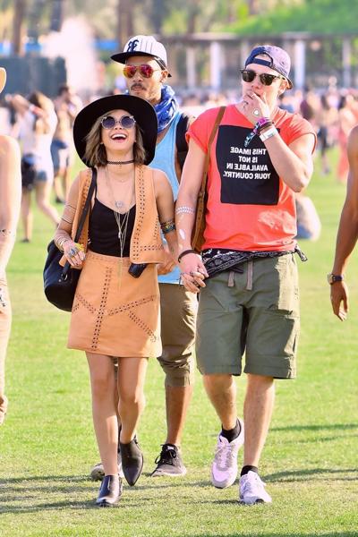 16P Sarah Hyland décolletée et aux longues jambes en haut noir et mini-jupe en cuir chez Coachella V